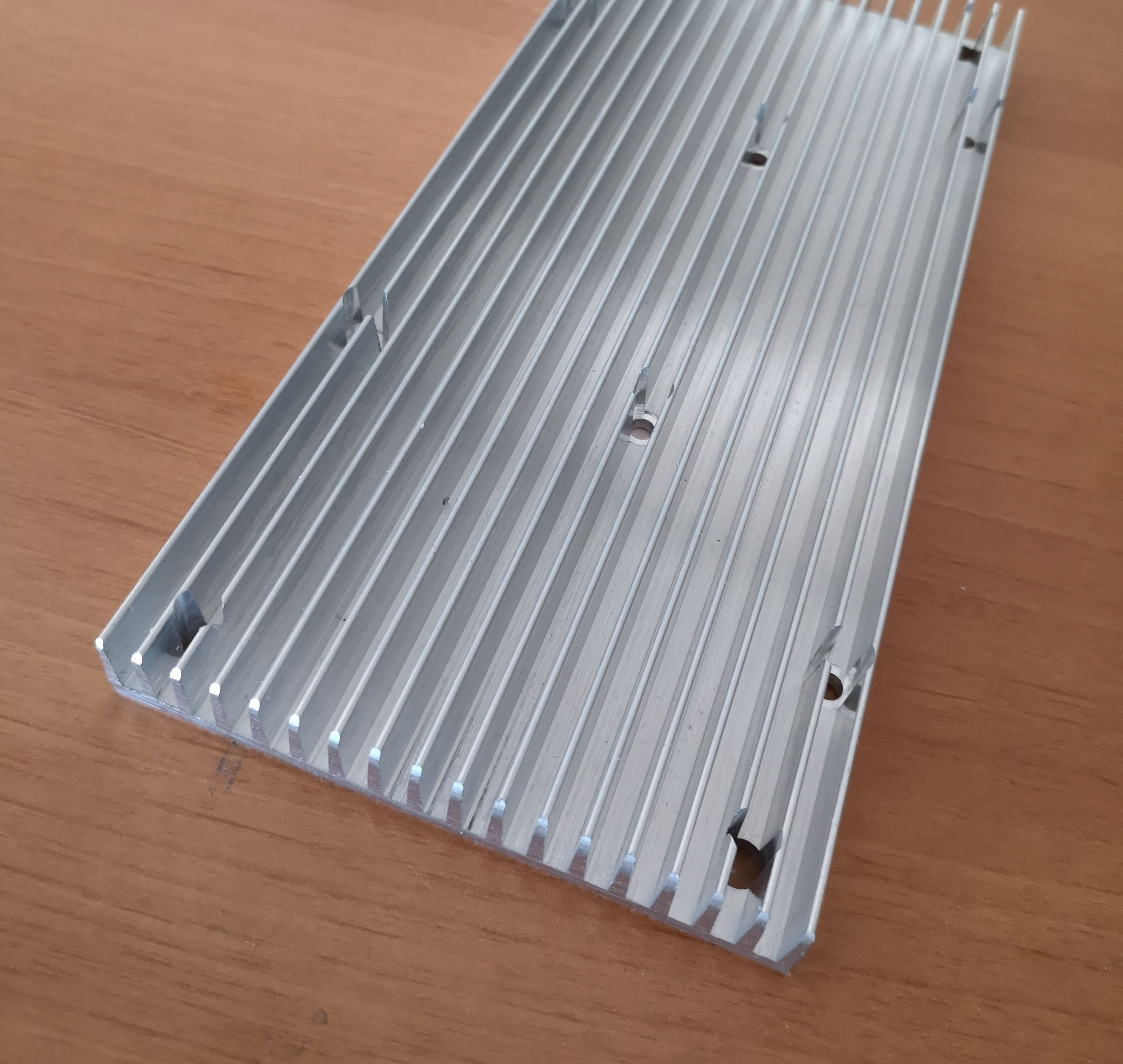 5 Dissipatori Di Calore In Alluminio Da 100x25x10 Mm, 8 Alette, Colore Argento, Per LED, Transistor E Amplificatori